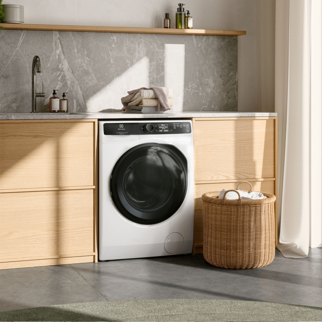 Pralka stojąca w pralni.