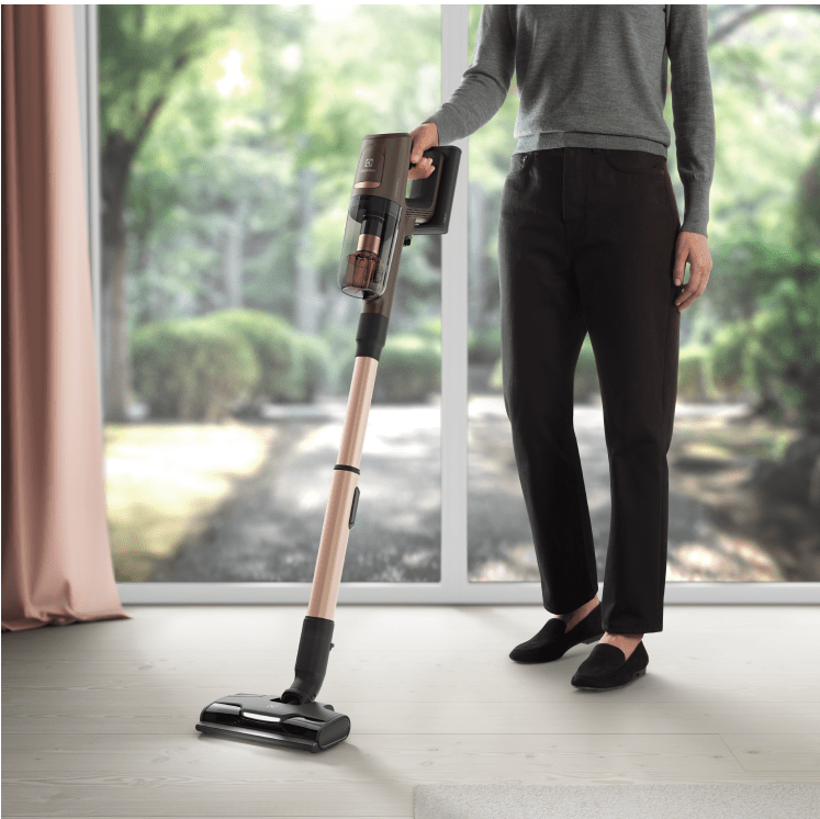 Osoba trzymająca odkurzacz