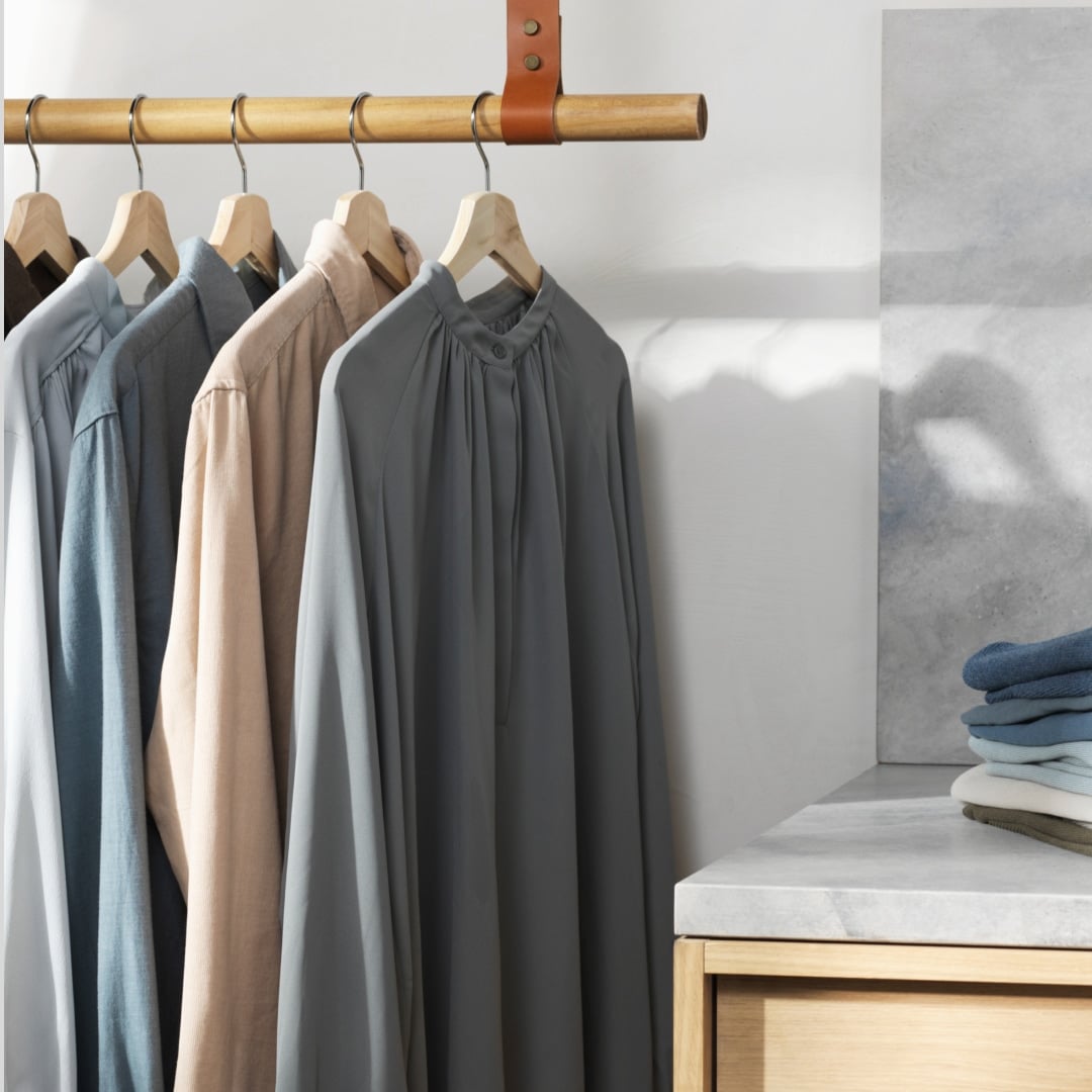 Koszule na wieszaku.