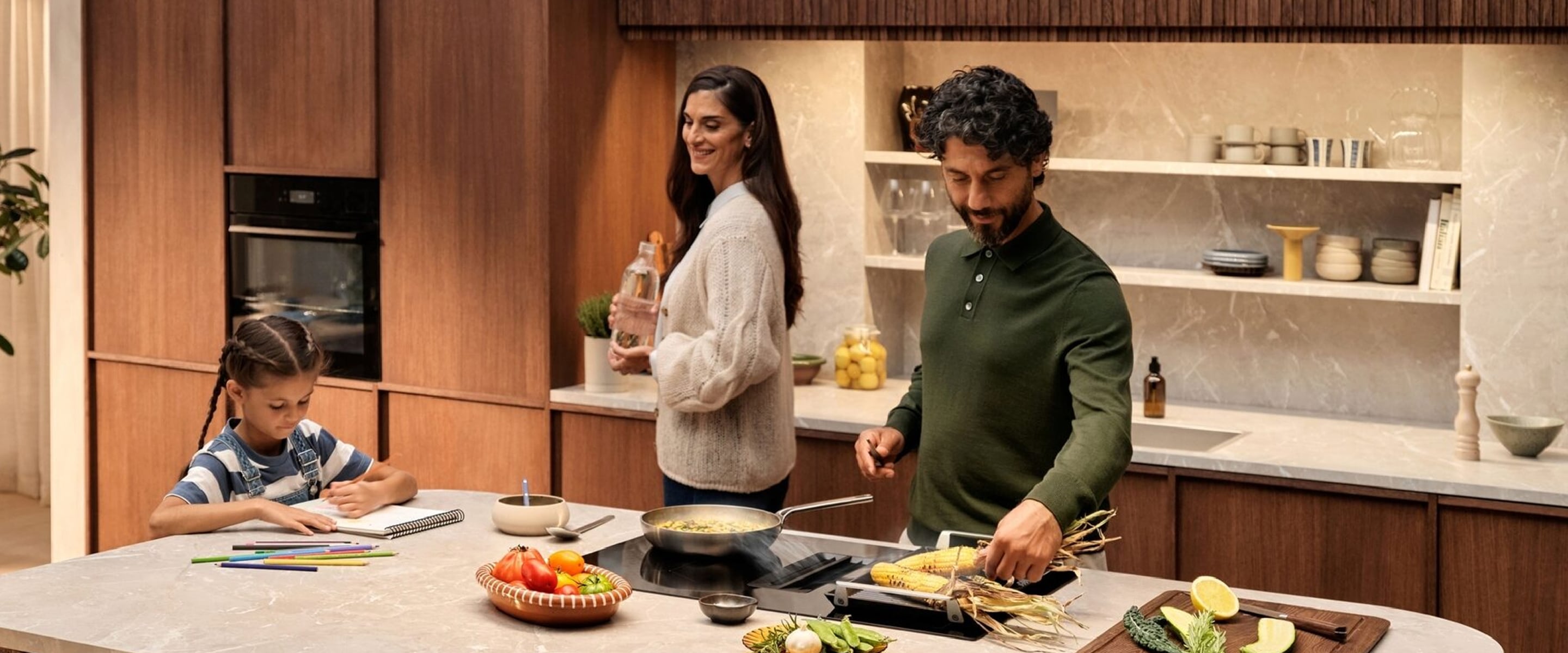 Mężczyzna, kobieta i mała dziewczynka w kuchni.